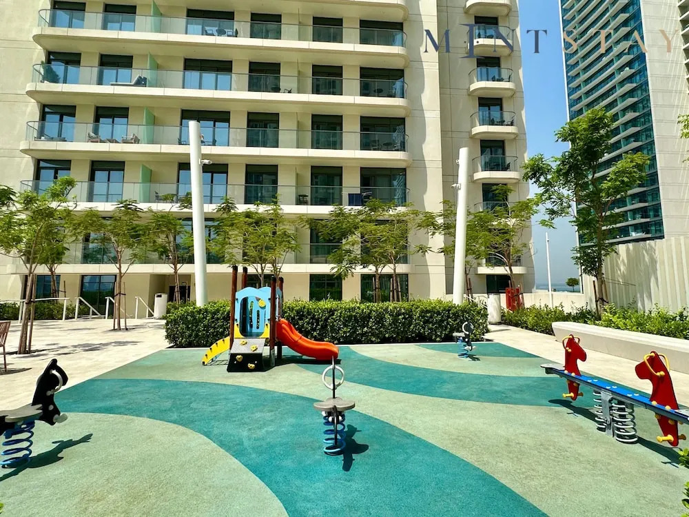 Дубай: Serene 1BR w Private Palm View Balcony