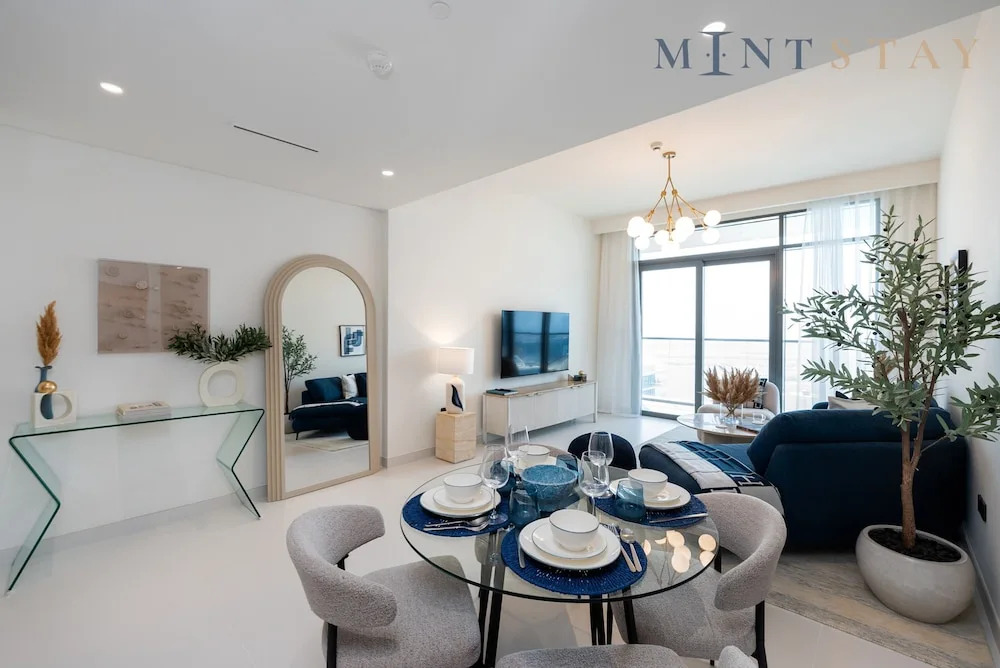 Дубай: Serene 1BR w Private Palm View Balcony