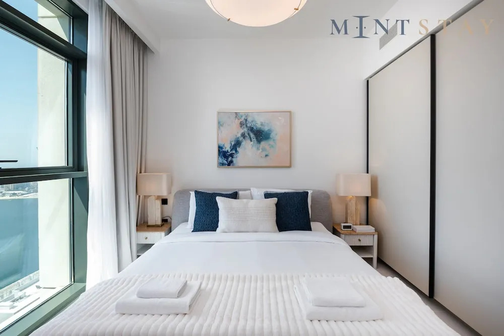 Дубай: Serene 1BR w Private Palm View Balcony