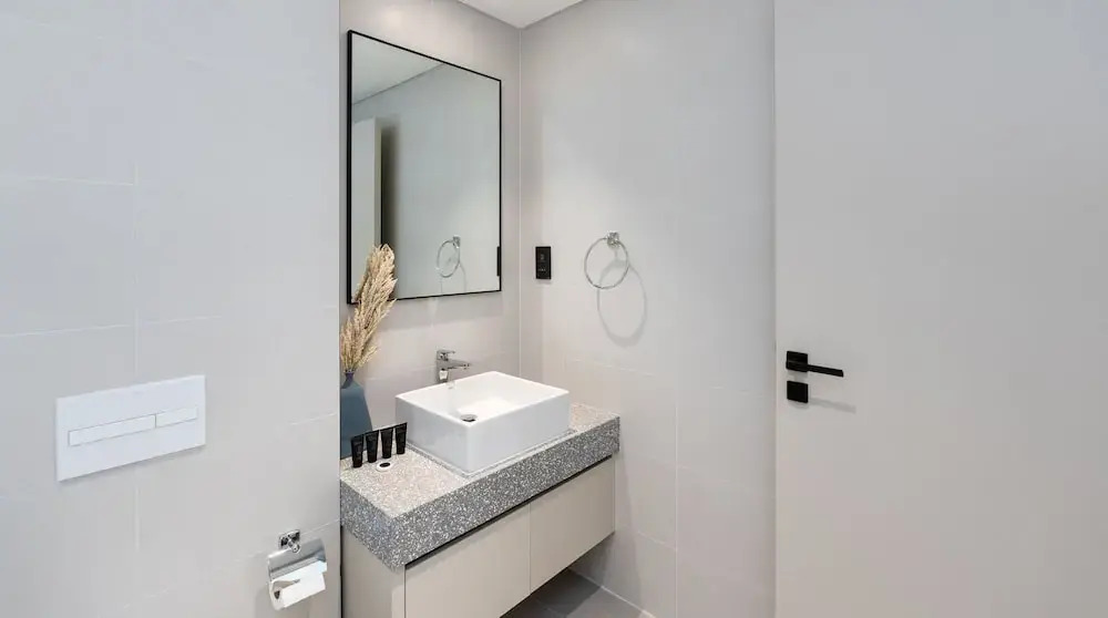 Дубай: Serene 1BR w Private Palm View Balcony