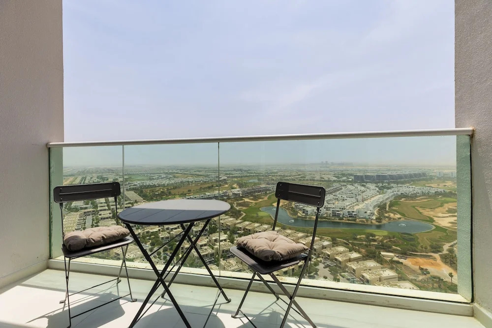 Дубай: Waves - Elegant 28th Floor Studio in Carson A, Damac Hills