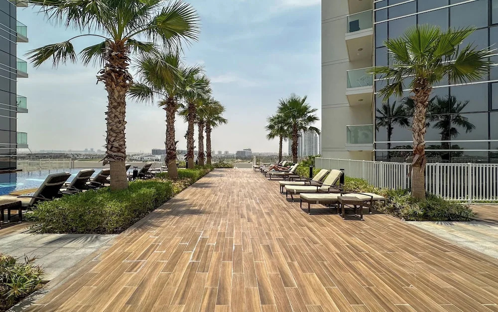 Дубай: Waves - Elegant 28th Floor Studio in Carson A, Damac Hills