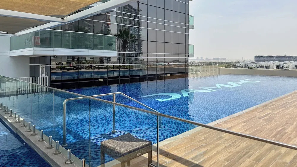 Дубай: Waves - Elegant 28th Floor Studio in Carson A, Damac Hills