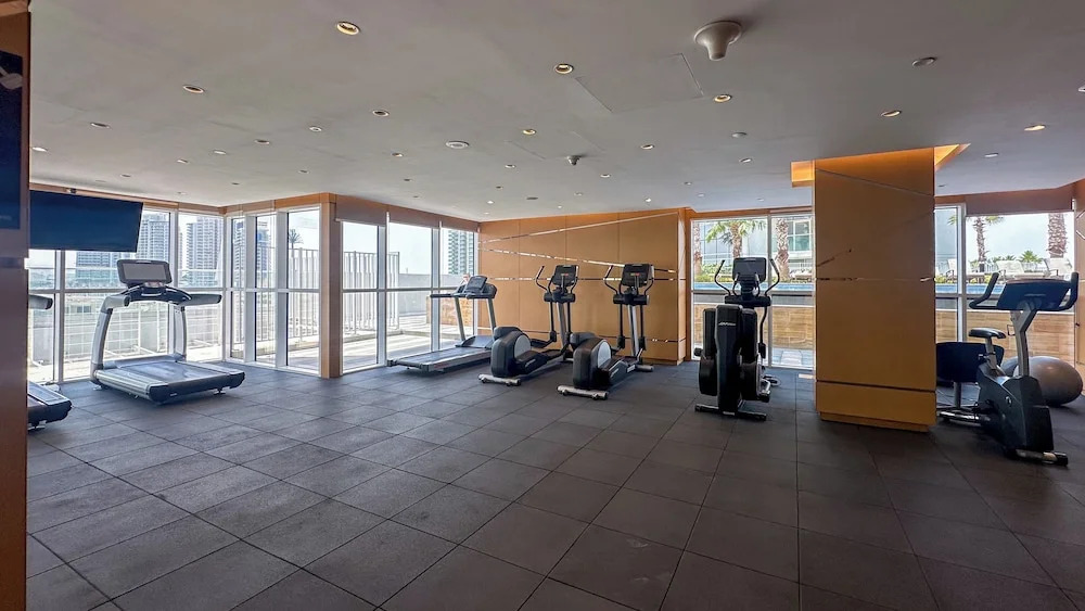 Дубай: Waves - Elegant 28th Floor Studio in Carson A, Damac Hills