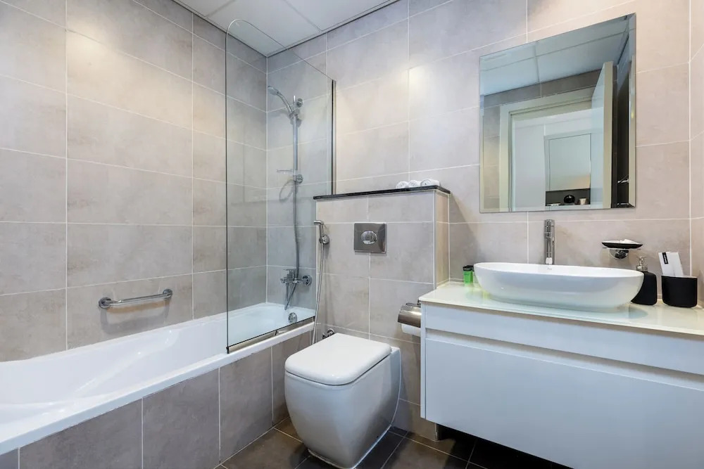 Дубай: Waves - Elegant 28th Floor Studio in Carson A, Damac Hills
