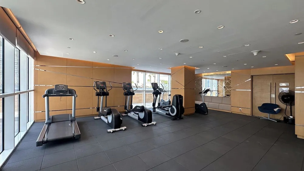 Дубай: Waves - Elegant 28th Floor Studio in Carson A, Damac Hills
