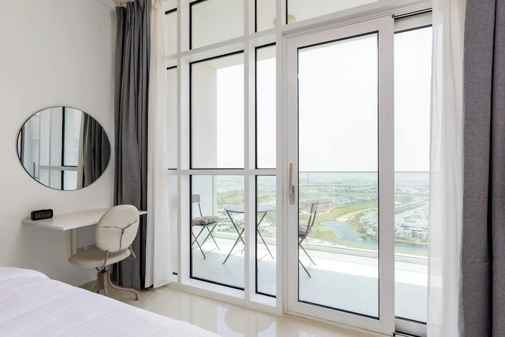 Дубай: Waves - Elegant 28th Floor Studio in Carson A, Damac Hills