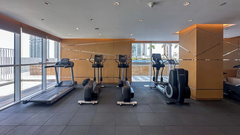 Дубай: Waves - Elegant 28th Floor Studio in Carson A, Damac Hills