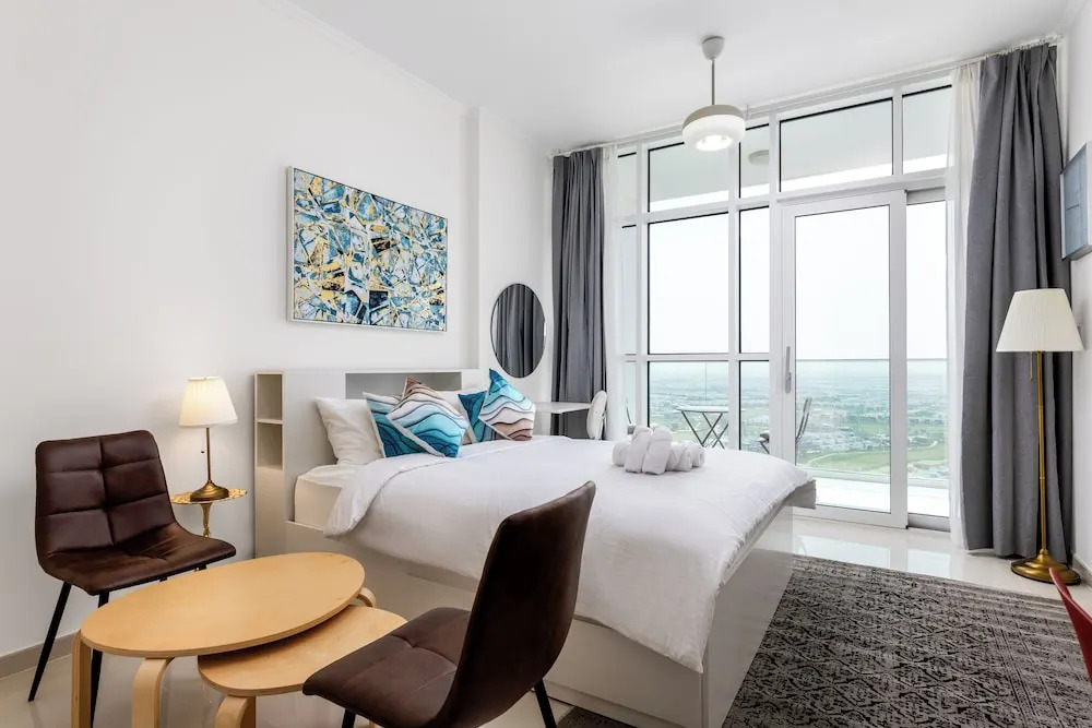 Дубай: Waves - Elegant 28th Floor Studio in Carson A, Damac Hills