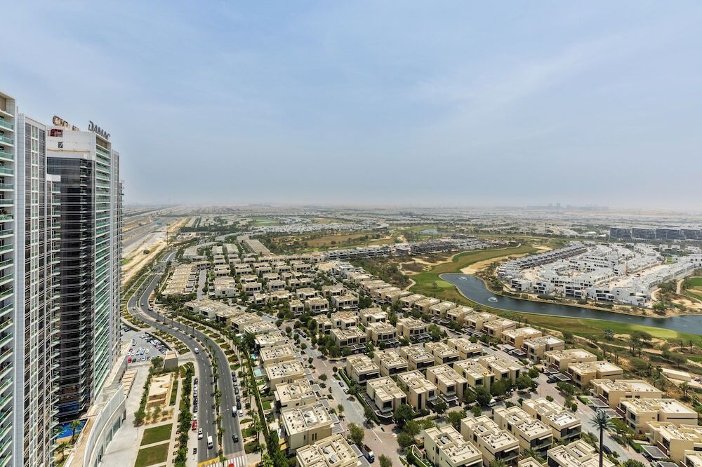 Дубай: Waves - Elegant 28th Floor Studio in Carson A, Damac Hills