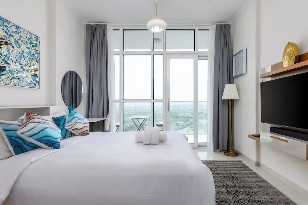 Дубай: Waves - Elegant 28th Floor Studio in Carson A, Damac Hills