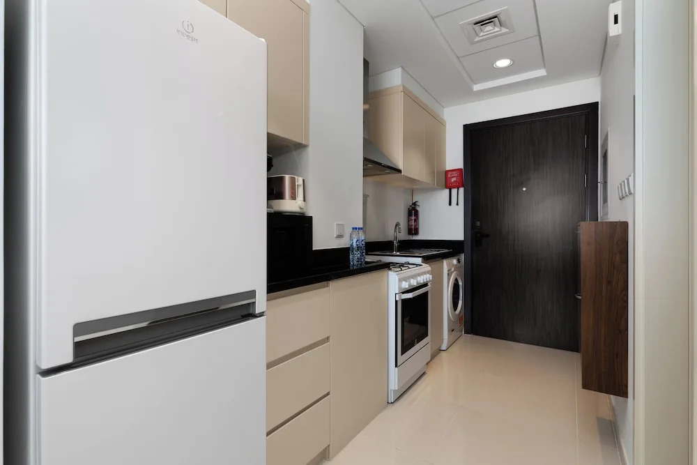 Дубай: Waves - Elegant 28th Floor Studio in Carson A, Damac Hills