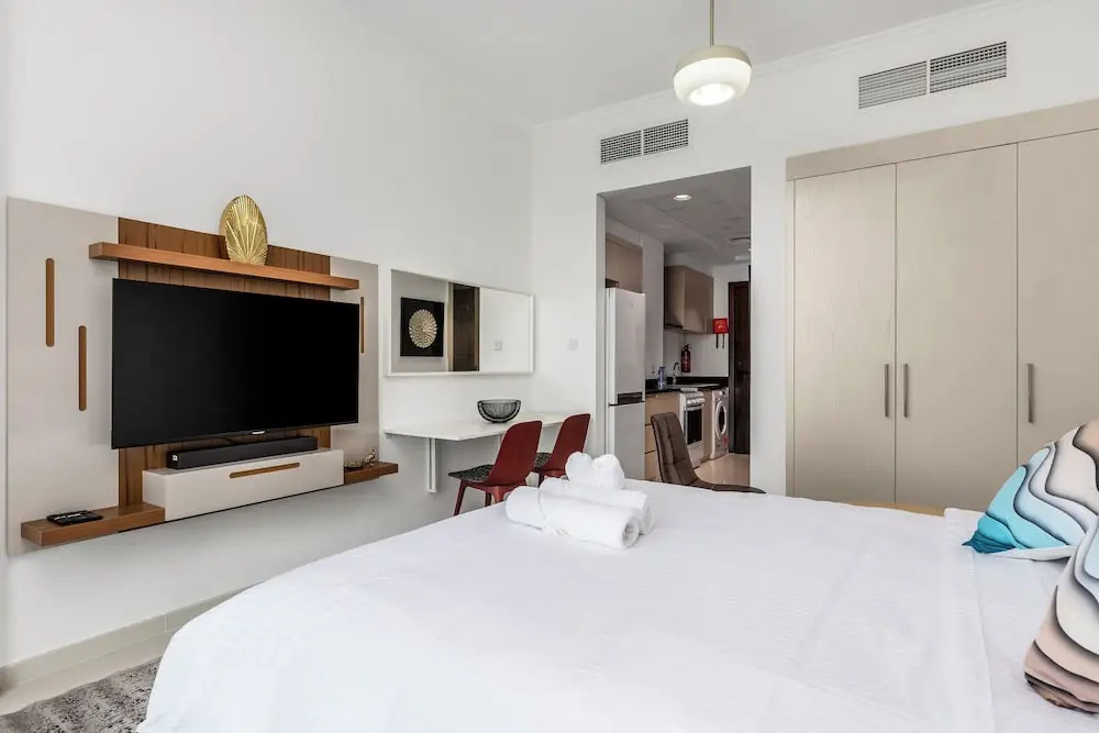 Дубай: Waves - Elegant 28th Floor Studio in Carson A, Damac Hills