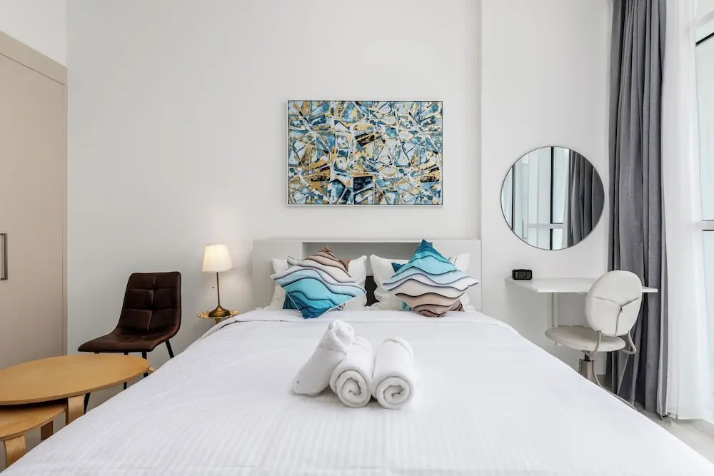 Дубай: Waves - Elegant 28th Floor Studio in Carson A, Damac Hills
