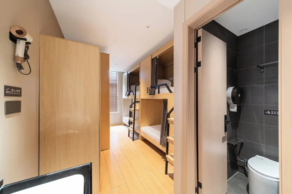 Шанхай: CaptainNo 5YouthHotel XianxiaRoad Branch