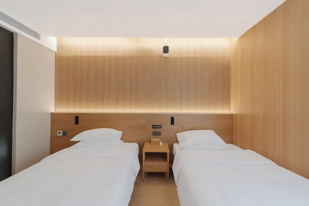 Шанхай: CaptainNo 5YouthHotel XianxiaRoad Branch