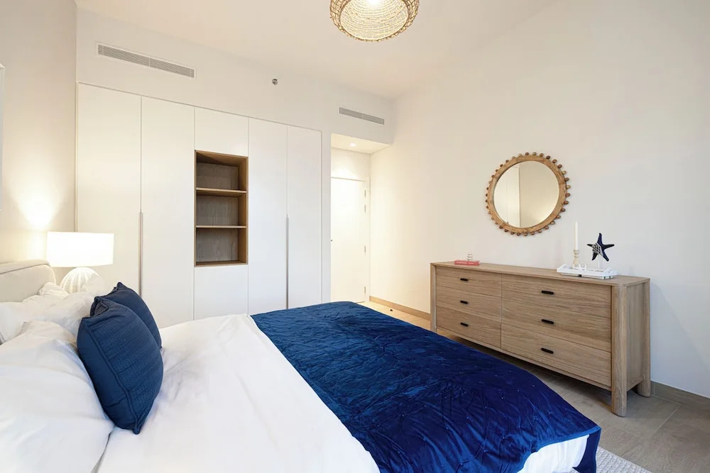 Дубай: Luxury 1BR La Rive 2