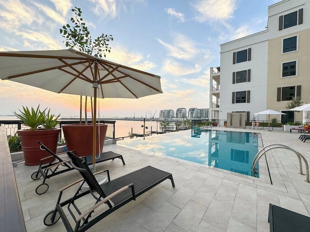 Дубай: Luxury 1BR La Rive 2