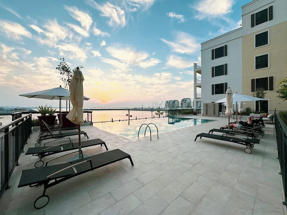 Дубай: Luxury 1BR La Rive 2
