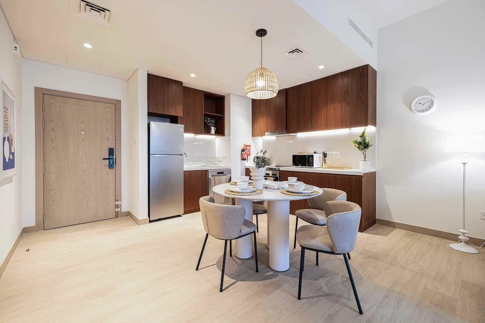 Дубай: Luxury 1BR La Rive 2
