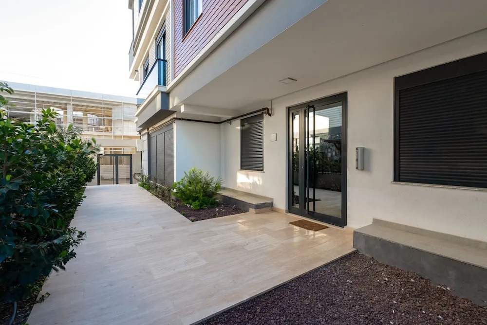 Анталья: Modern Flat w Patio and Garden 5 min to Lara Beach