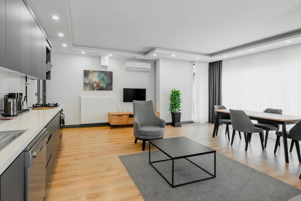 Анталья: Modern Flat w Patio and Garden 5 min to Lara Beach