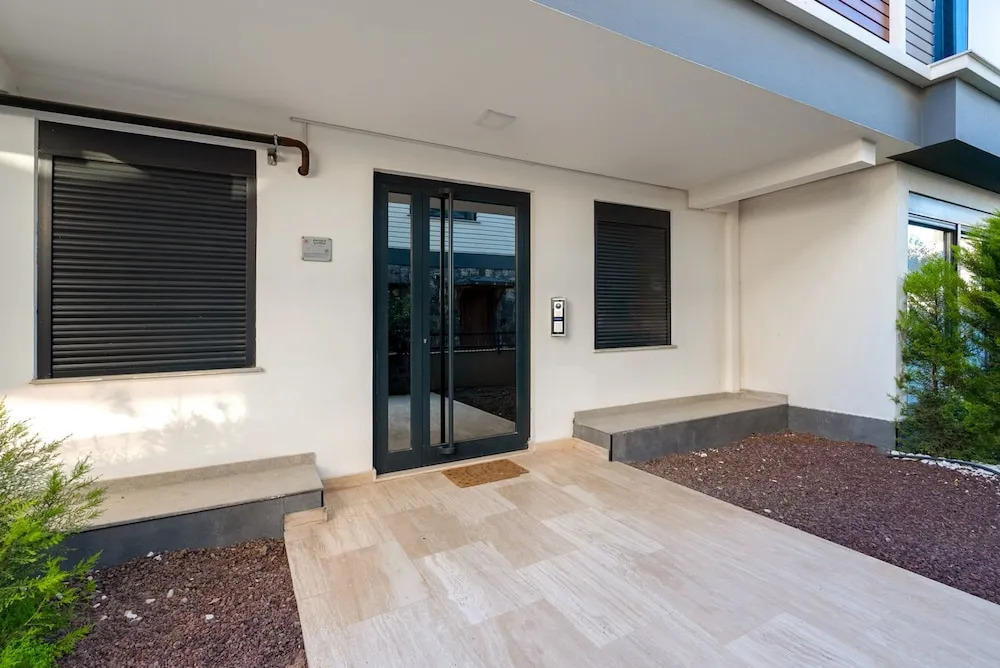 Анталья: Modern Flat w Patio and Garden 5 min to Lara Beach