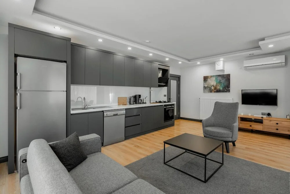 Анталья: Modern Flat w Patio and Garden 5 min to Lara Beach