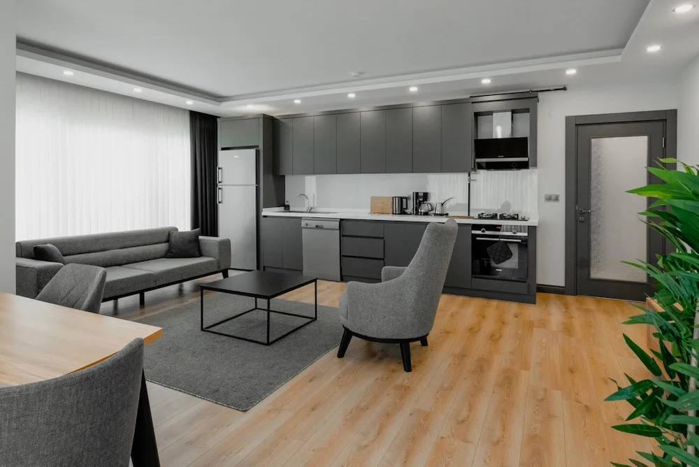 Анталья: Modern Flat w Patio and Garden 5 min to Lara Beach