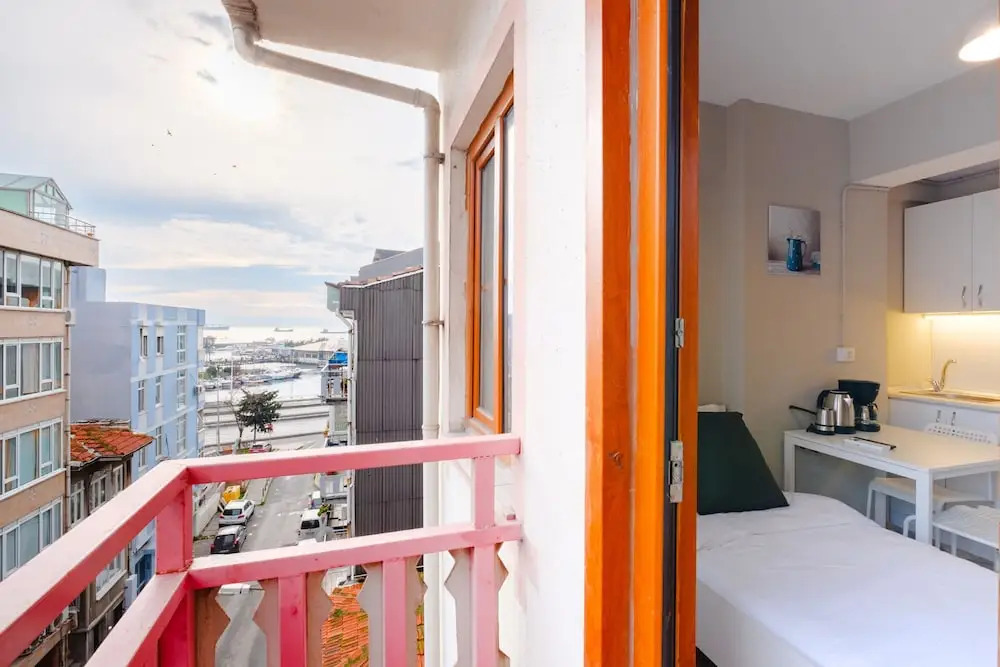 Стамбул: Studio With a Sea View Balcony in Bakirkoy