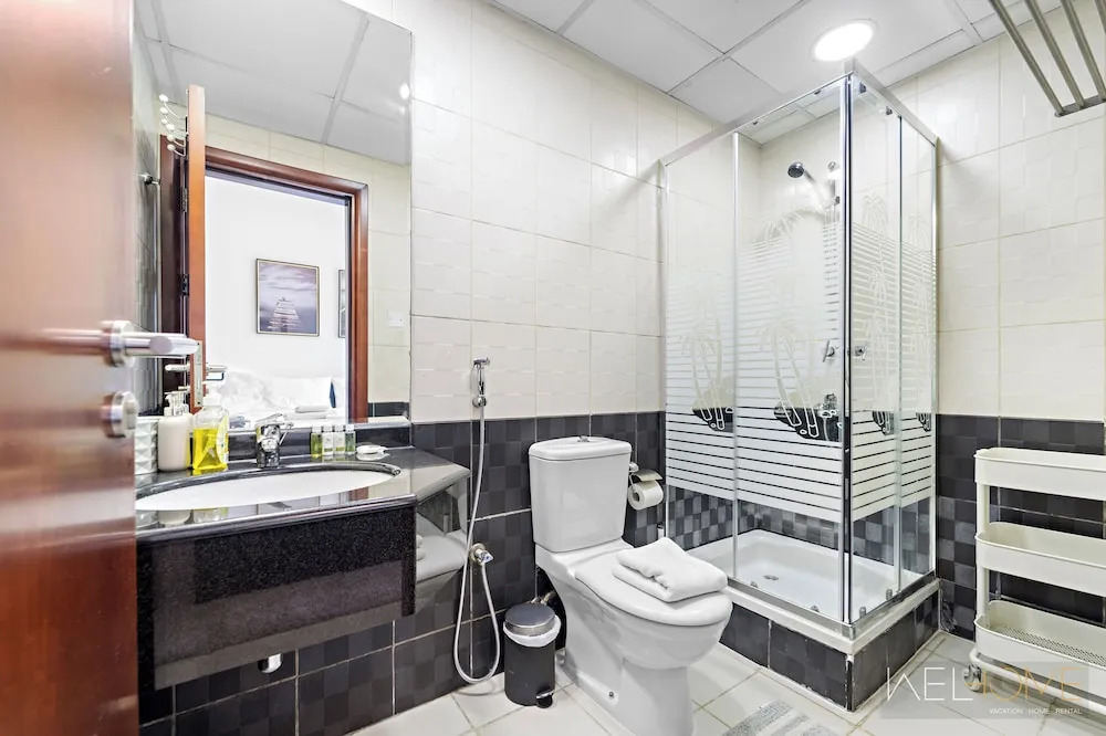 Дубай: WelHome - Stunning High-Rise with Canal View Near MarinaMall