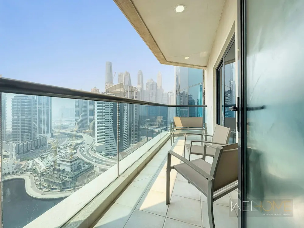 Дубай: WelHome - Stunning High-Rise with Canal View Near MarinaMall