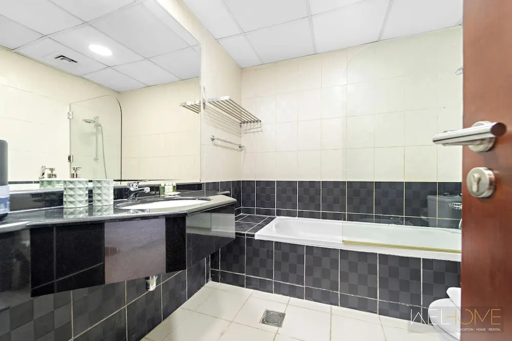 Дубай: WelHome - Stunning High-Rise with Canal View Near MarinaMall