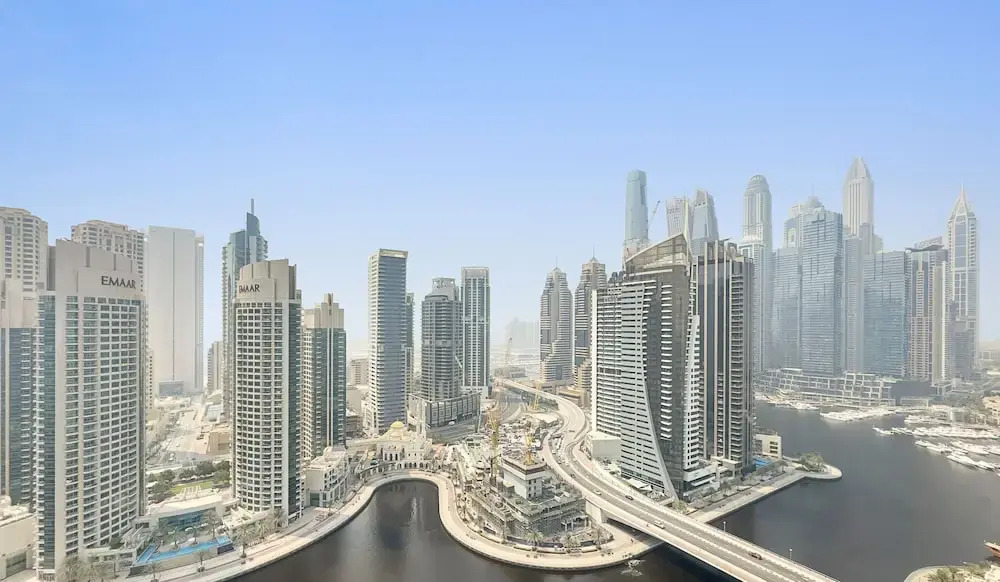 Дубай: WelHome - Stunning High-Rise with Canal View Near MarinaMall