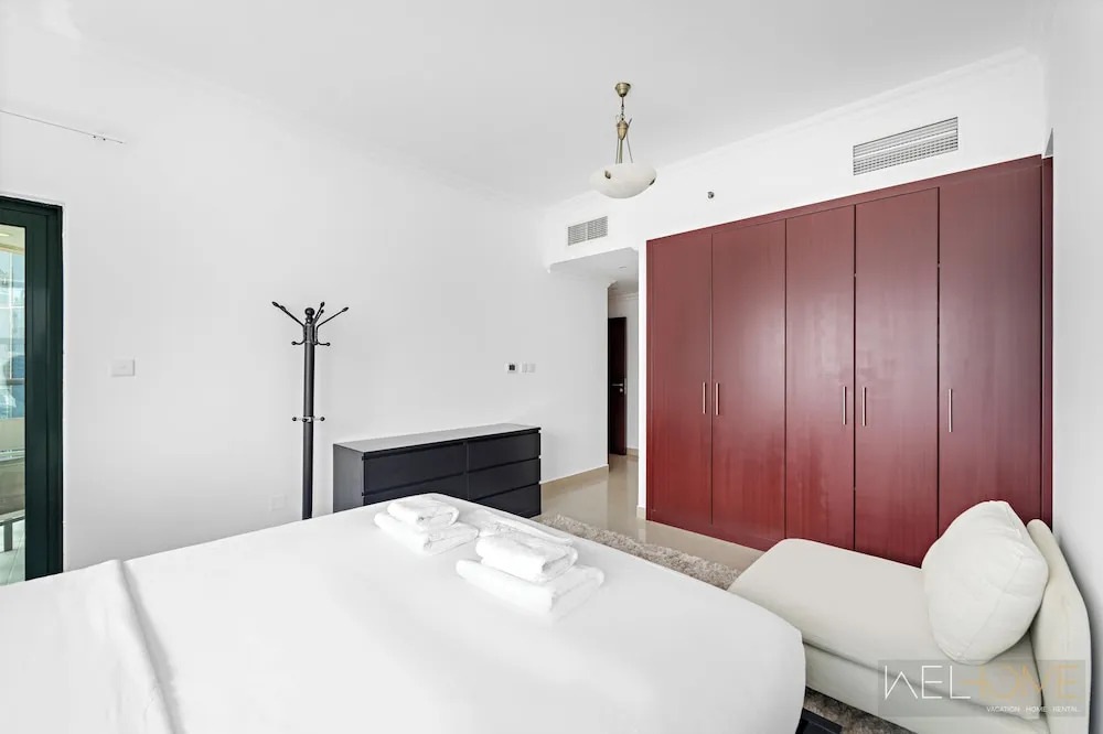 Дубай: WelHome - Stunning High-Rise with Canal View Near MarinaMall