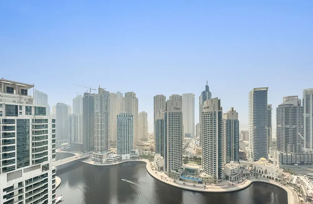 Дубай: WelHome - Stunning High-Rise with Canal View Near MarinaMall