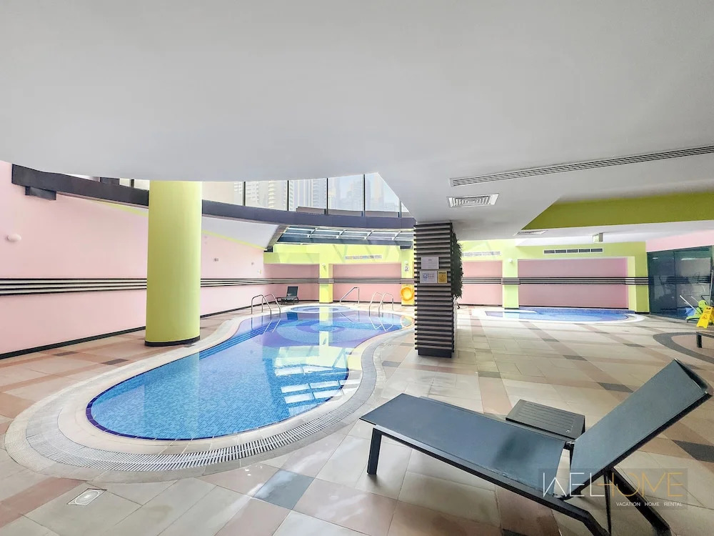 Дубай: WelHome - Stunning High-Rise with Canal View Near MarinaMall