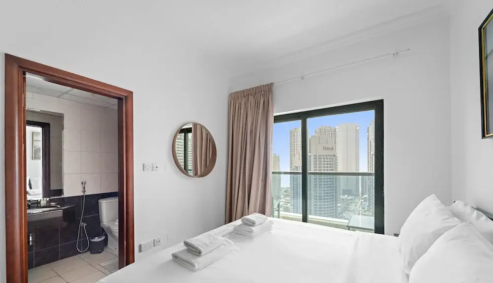 Дубай: WelHome - Stunning High-Rise with Canal View Near MarinaMall