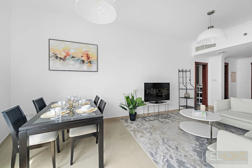 Дубай: WelHome - Stunning High-Rise with Canal View Near MarinaMall