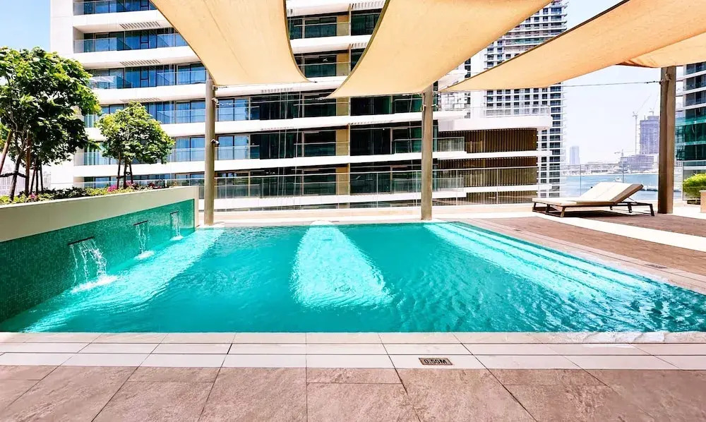 Дубай: Contemporary 1BR w Dubai Marina Glimpse
