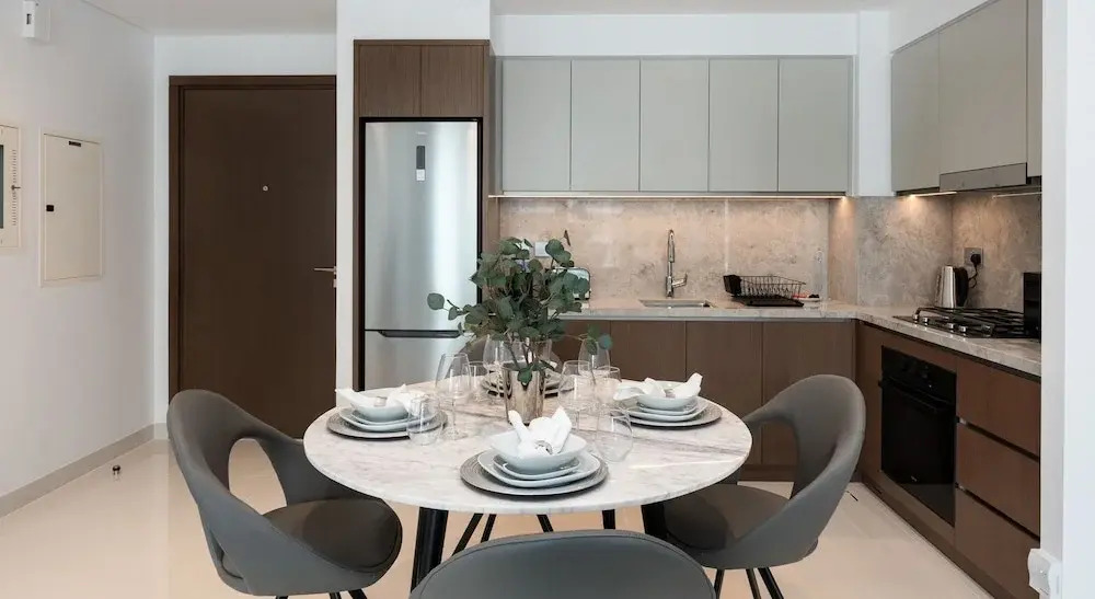 Дубай: Contemporary 1BR w Dubai Marina Glimpse