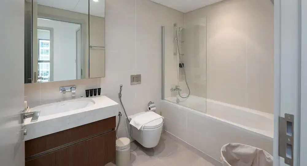 Дубай: Contemporary 1BR w Dubai Marina Glimpse
