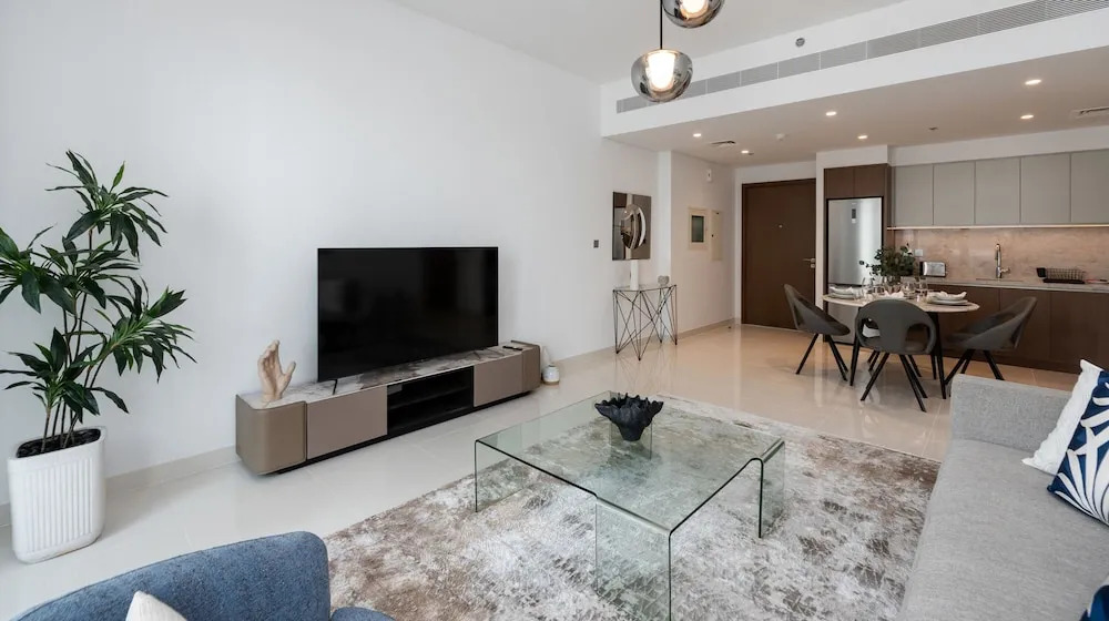 Дубай: Contemporary 1BR w Dubai Marina Glimpse