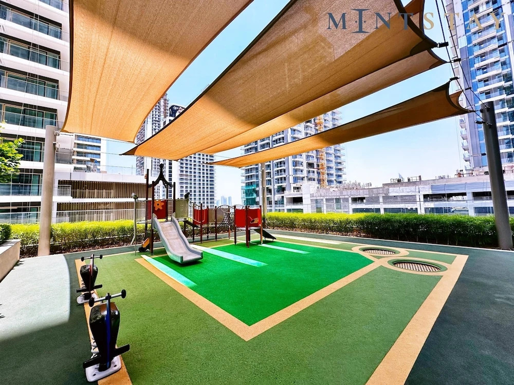 Дубай: Contemporary 1BR w Dubai Marina Glimpse