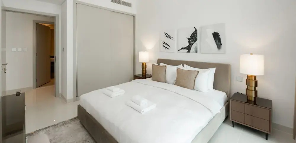 Дубай: Contemporary 1BR w Dubai Marina Glimpse