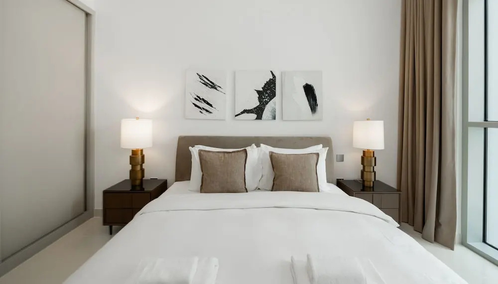 Дубай: Contemporary 1BR w Dubai Marina Glimpse