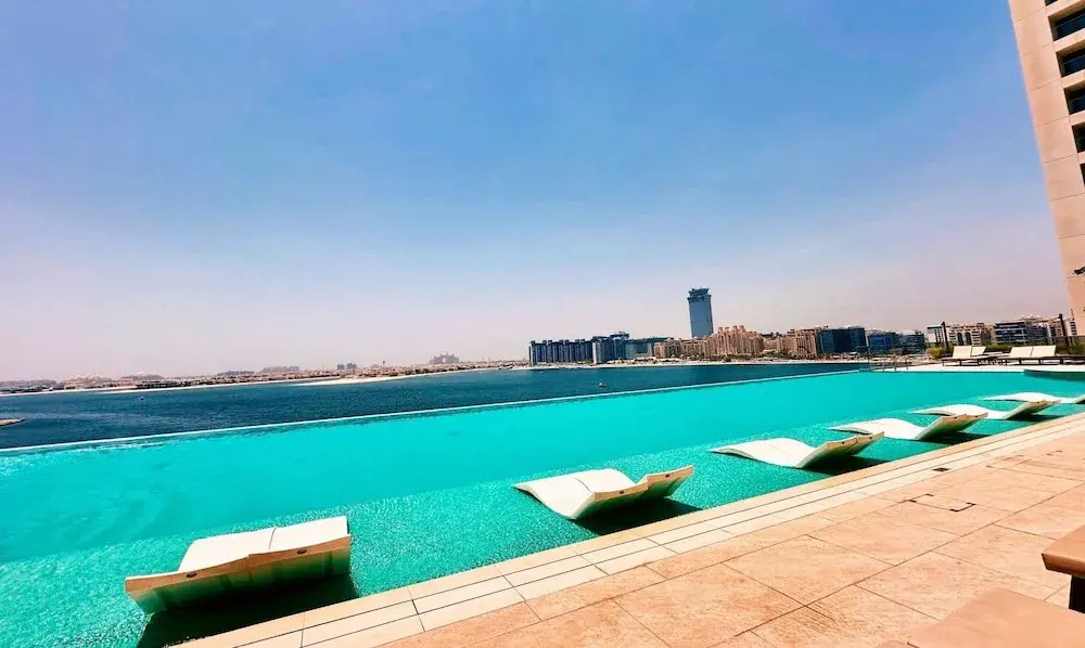 Дубай: Contemporary 1BR w Dubai Marina Glimpse