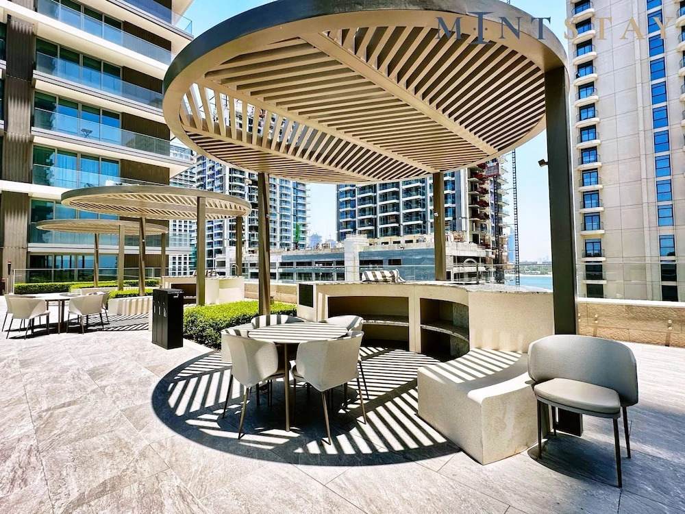 Дубай: Contemporary 1BR w Dubai Marina Glimpse