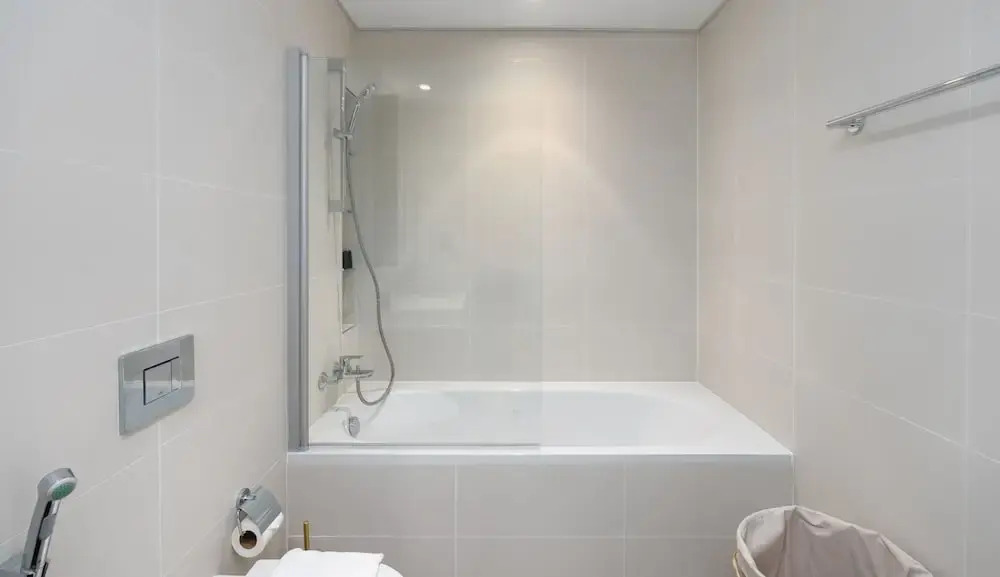 Дубай: Contemporary 1BR w Dubai Marina Glimpse