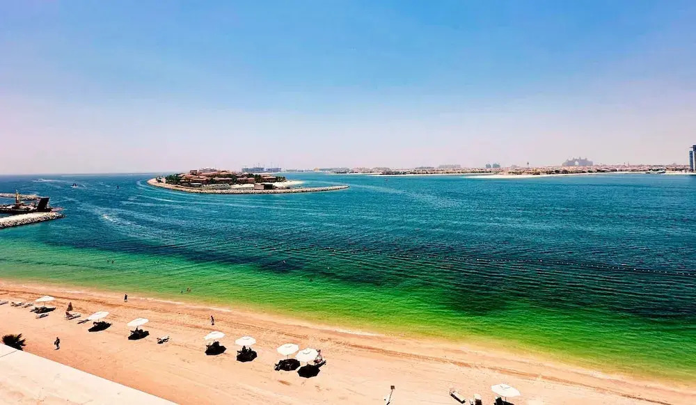 Дубай: Contemporary 1BR w Dubai Marina Glimpse